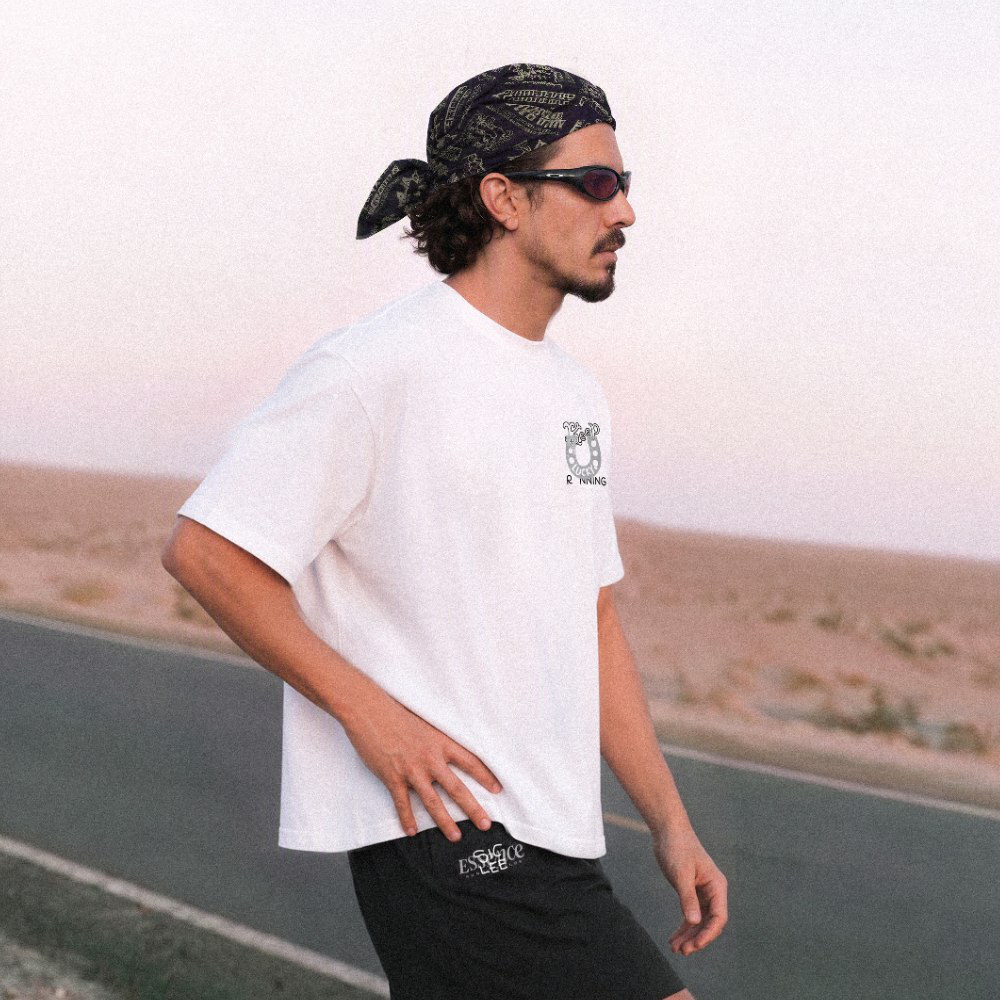聯名圖像短Tee essence x sic lee keep running tee