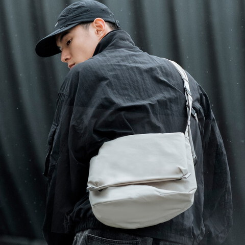 Essential 6.5L 隨行郵差包
