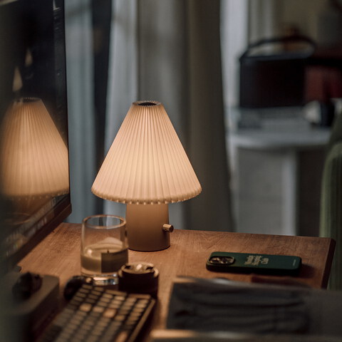 Scarlet 百褶裙織物桌燈