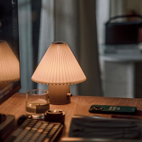 Scarlet 百褶裙織物桌燈