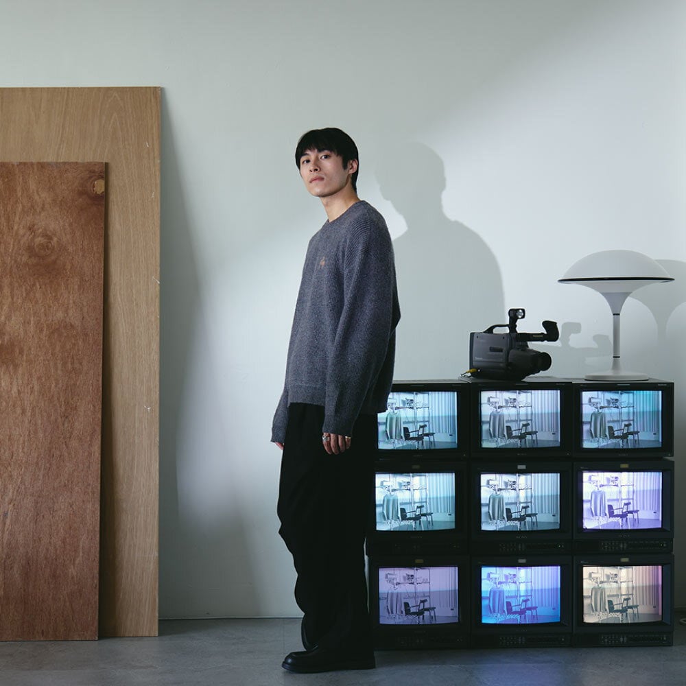 彩點紗手繡LOGO 毛衣