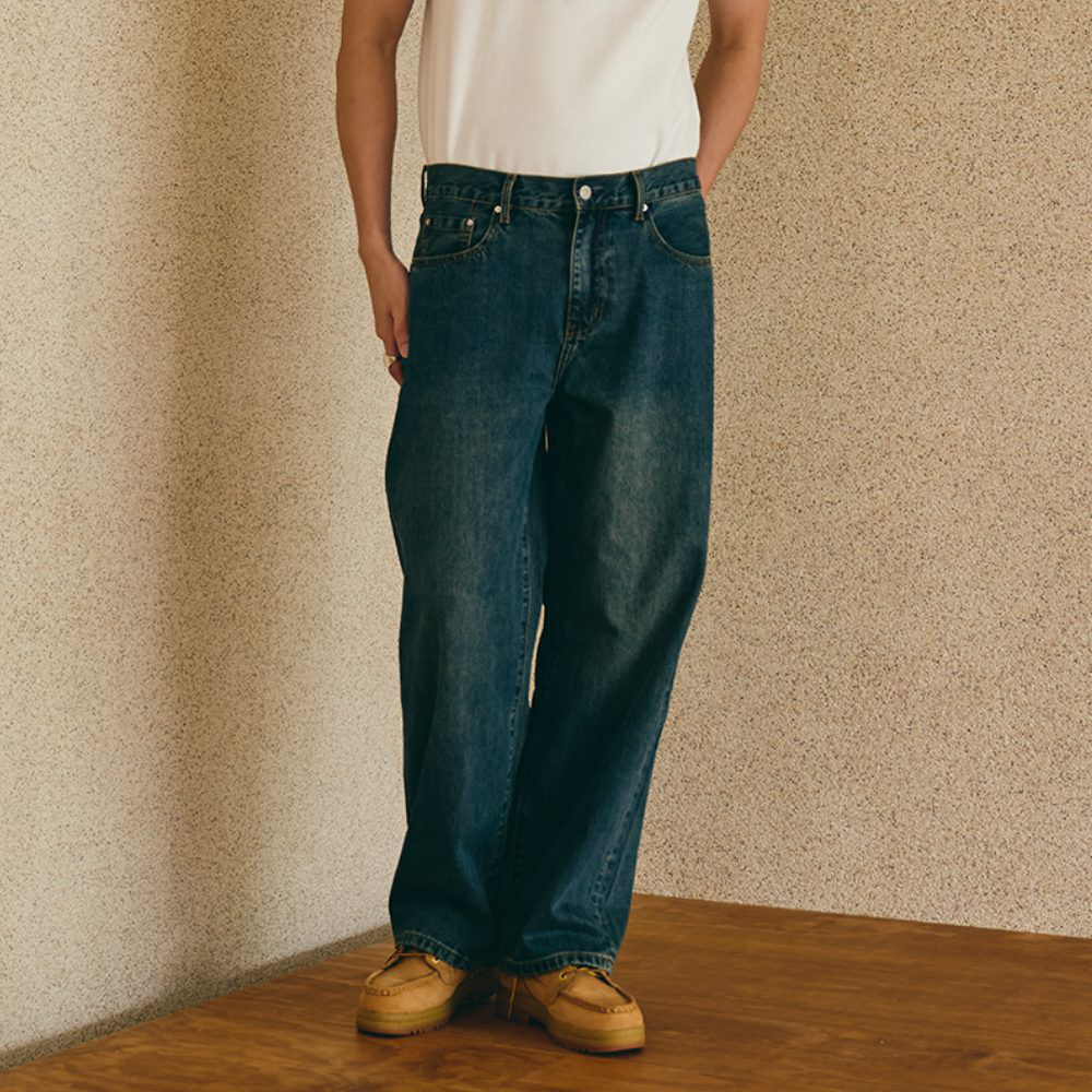 經典水洗牛仔褲 LOOSE-FIT JEANS