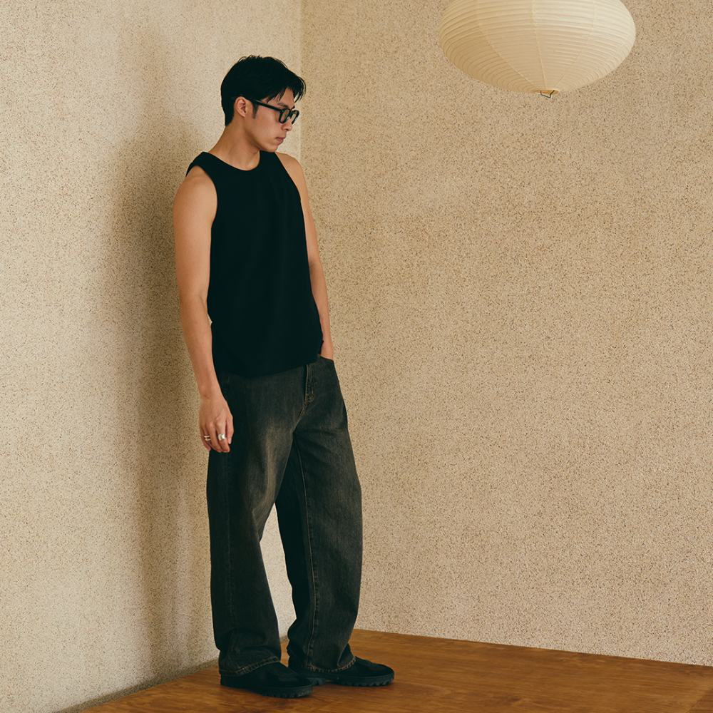 經典水洗牛仔褲 LOOSE-FIT JEANS