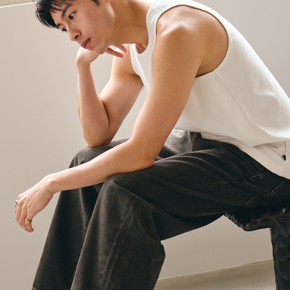 經典水洗牛仔褲 LOOSE-FIT JEANS
