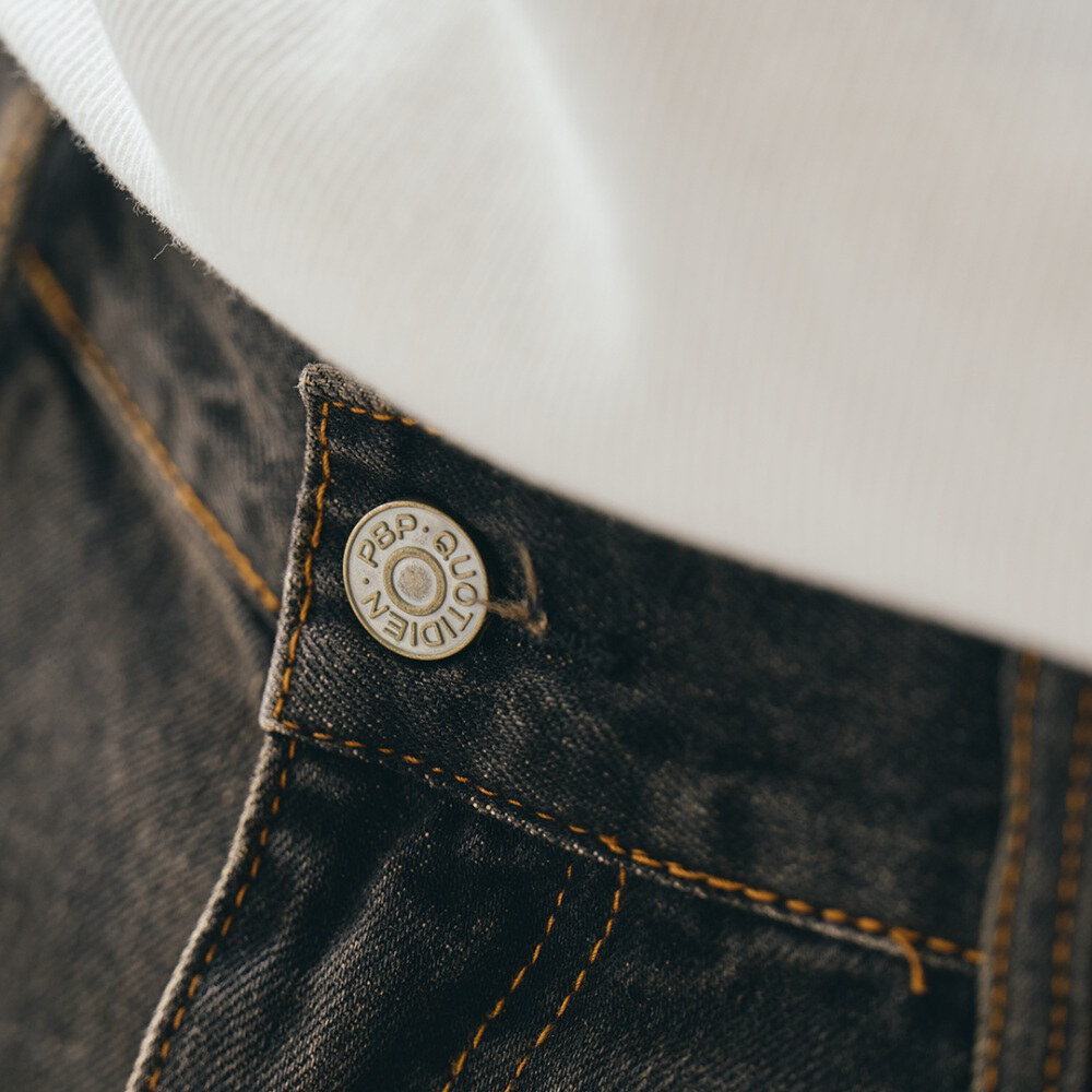 經典水洗牛仔褲 LOOSE-FIT JEANS