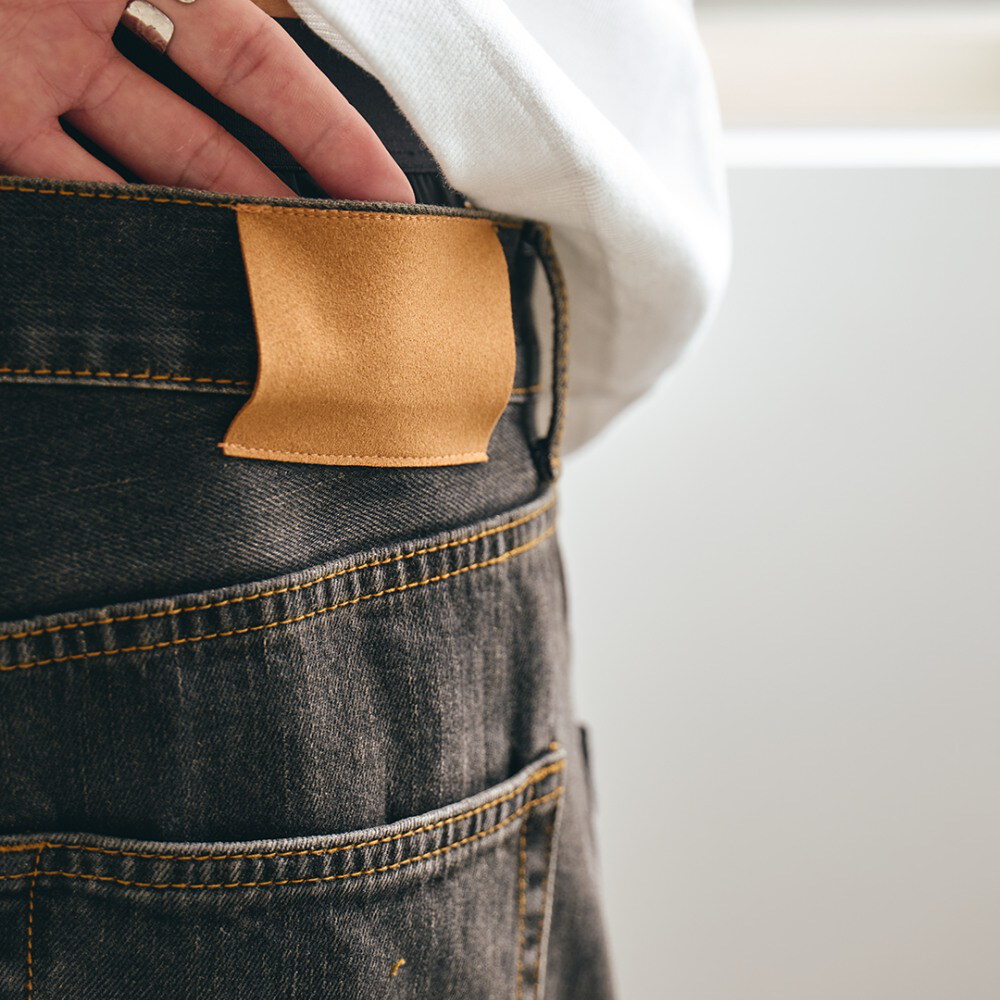 經典水洗牛仔褲 LOOSE-FIT JEANS