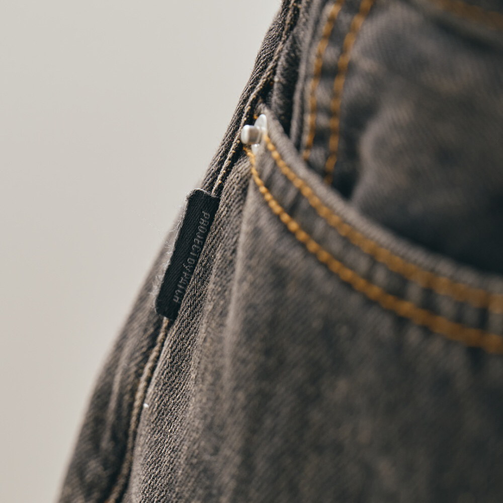 經典水洗牛仔褲 LOOSE-FIT JEANS