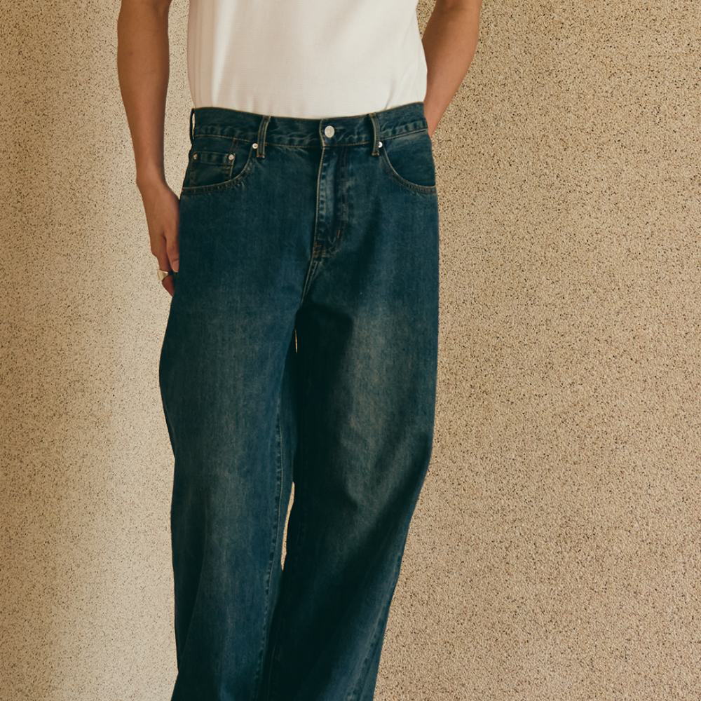 經典水洗牛仔褲 LOOSE-FIT JEANS
