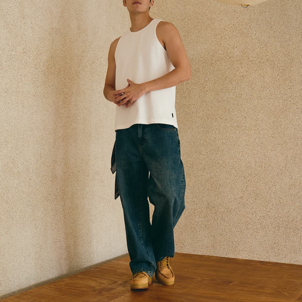 經典水洗牛仔褲 LOOSE-FIT JEANS