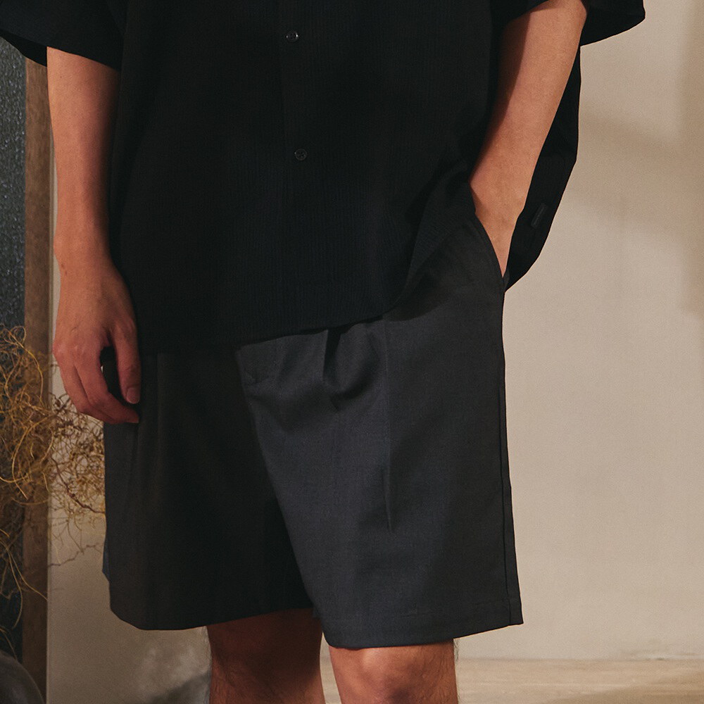 打褶西裝短褲 LOOSE-FIT SUIT SHORTS