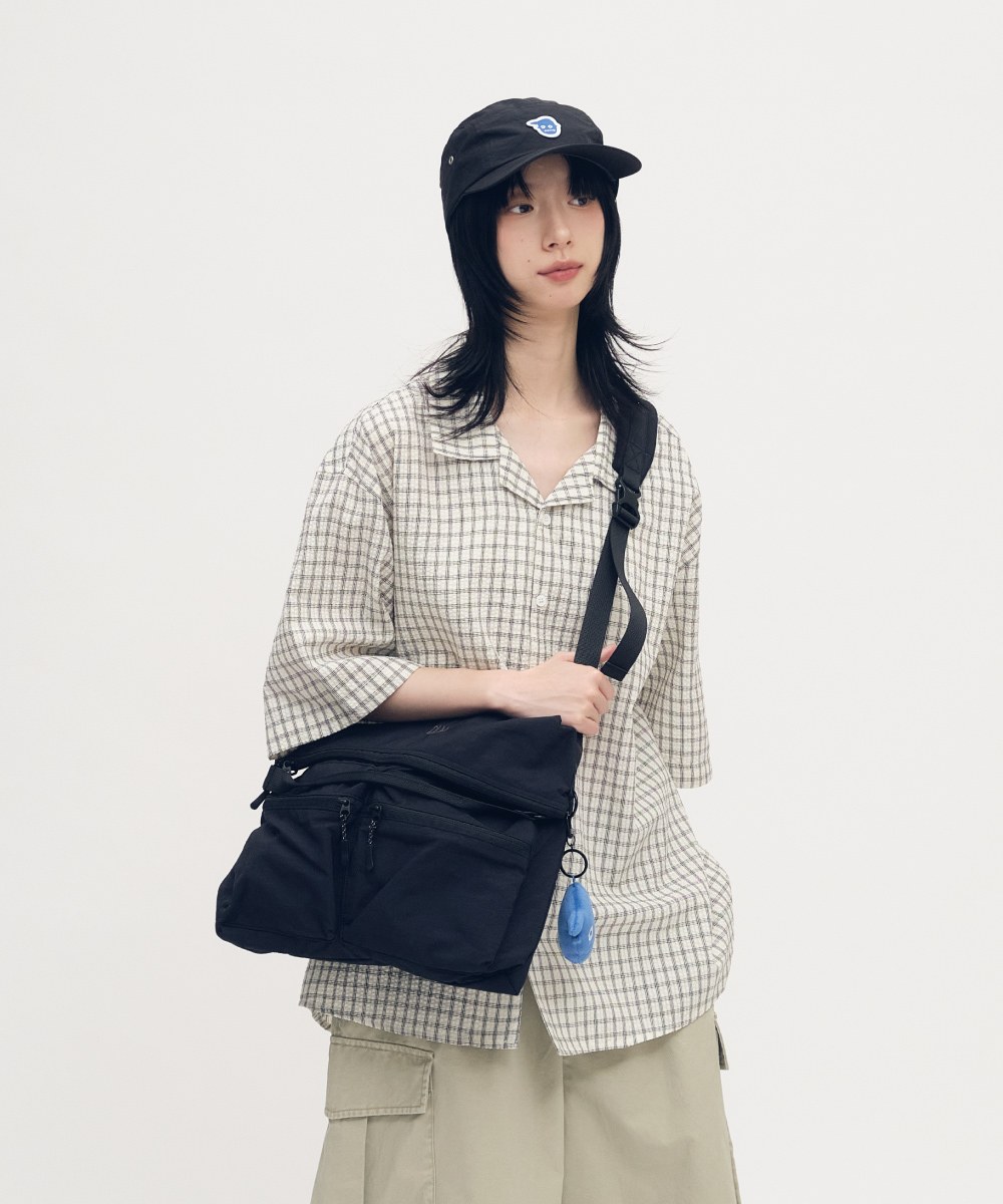 輕量防潑水側背包