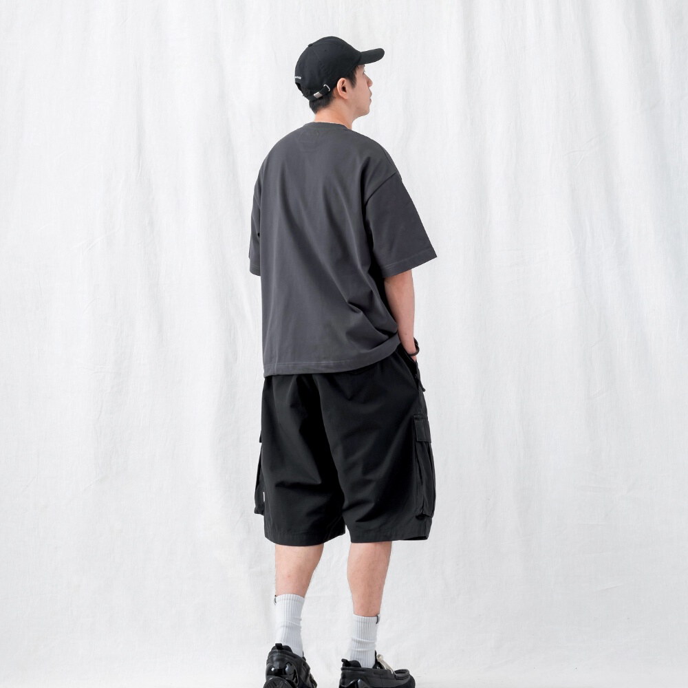 六分口袋短褲 KNEE-LENGTH CARGO SHORTS