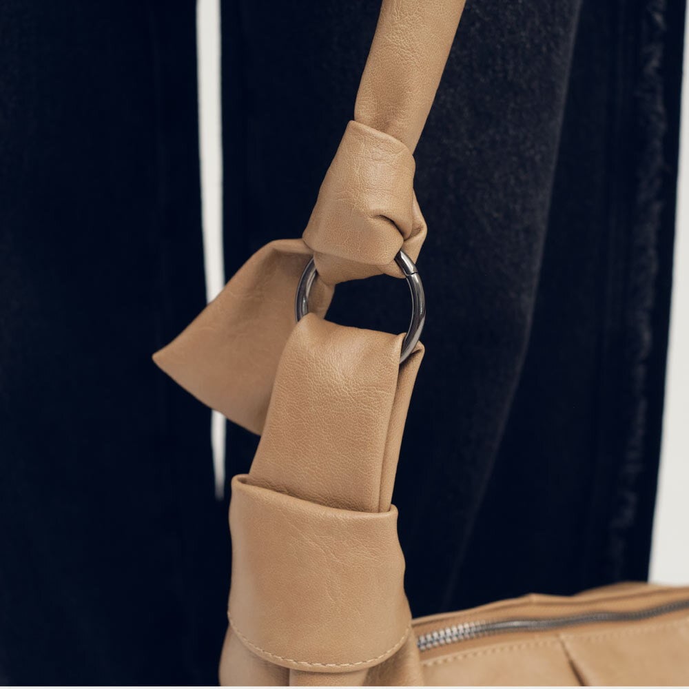 皮感斜跨羊角包