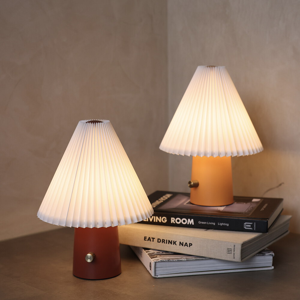 Scarlet 百褶裙織物桌燈
