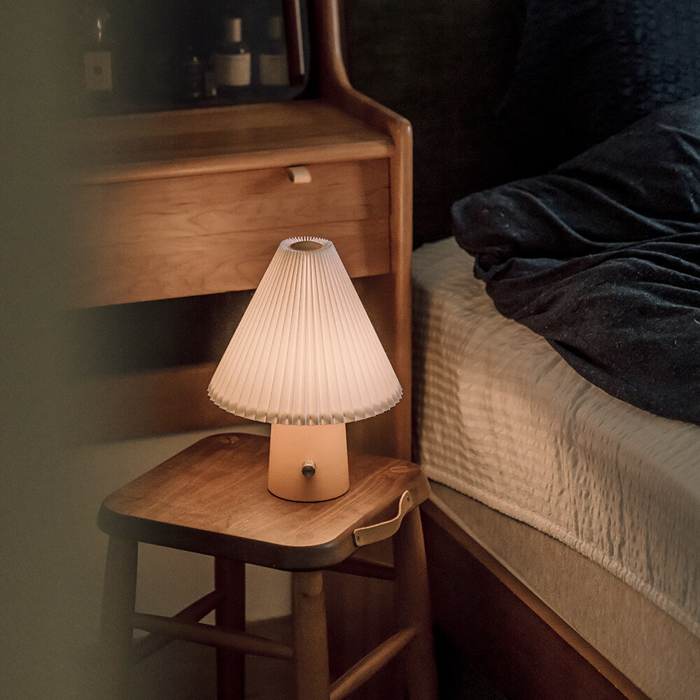 Scarlet 百褶裙織物桌燈