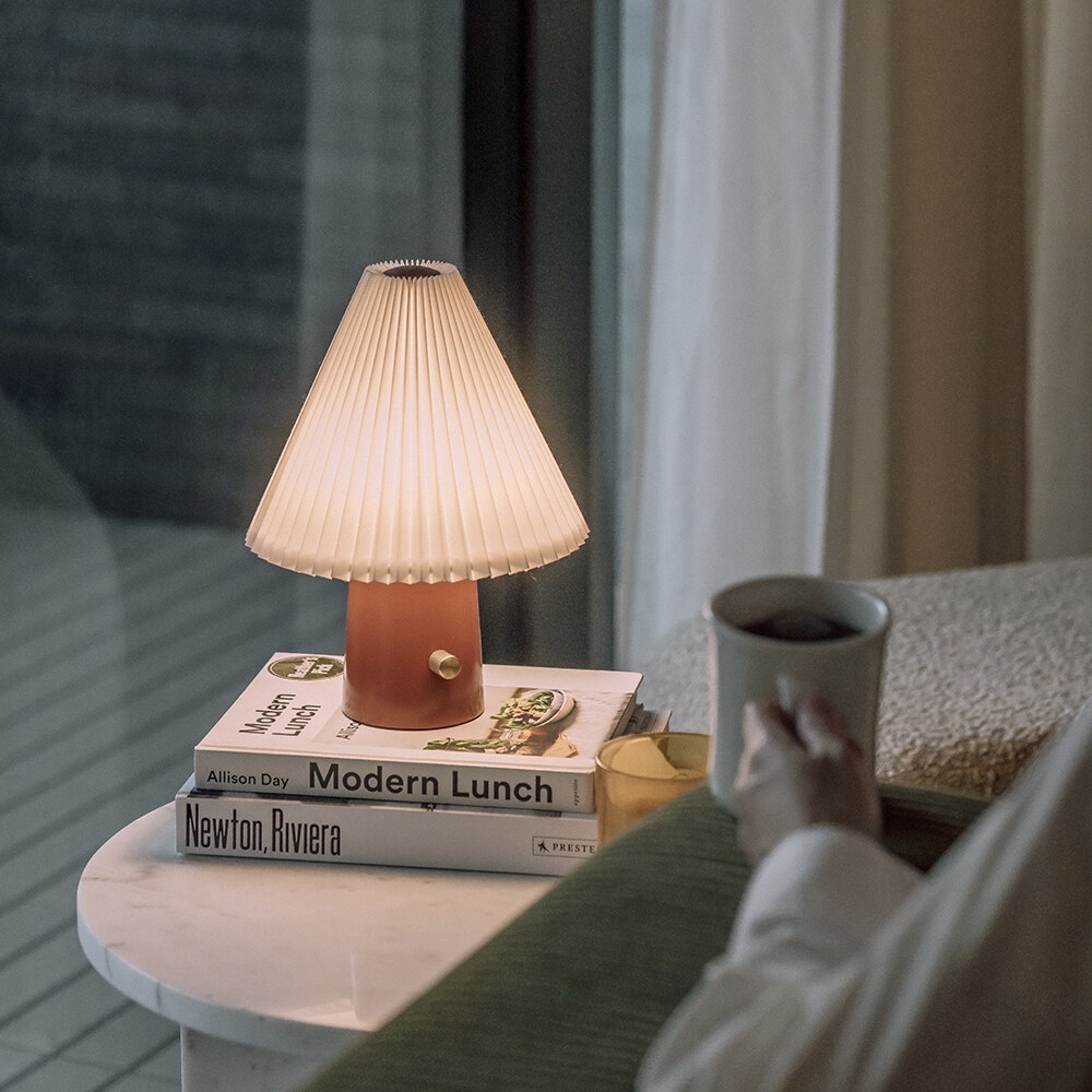 Scarlet 百褶裙織物桌燈