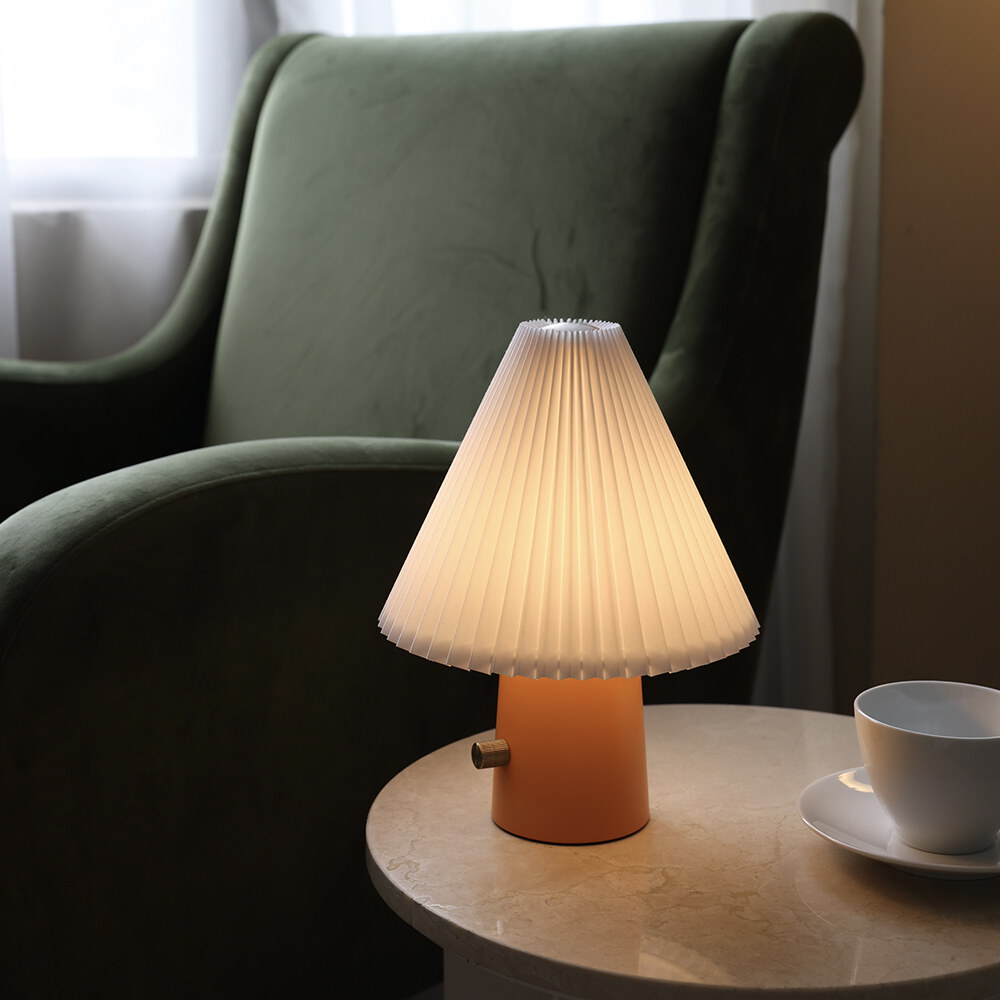 Scarlet 百褶裙織物桌燈