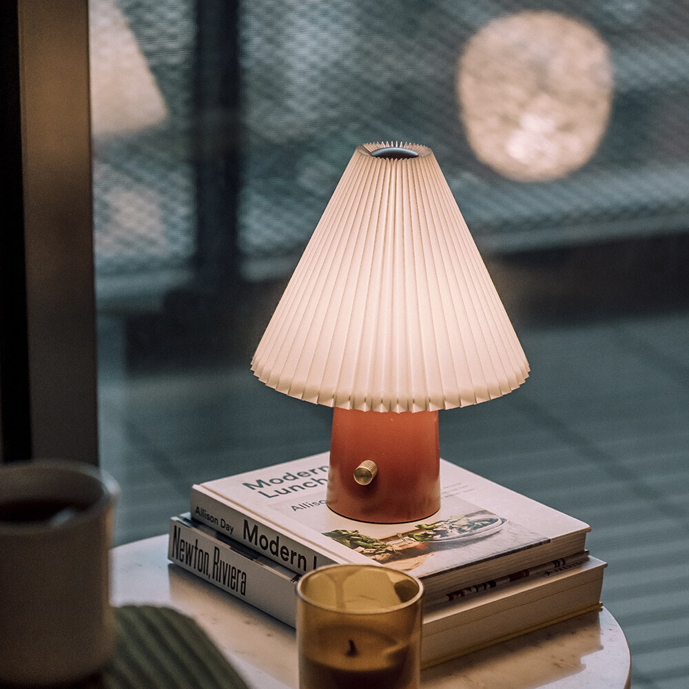 Scarlet 百褶裙織物桌燈