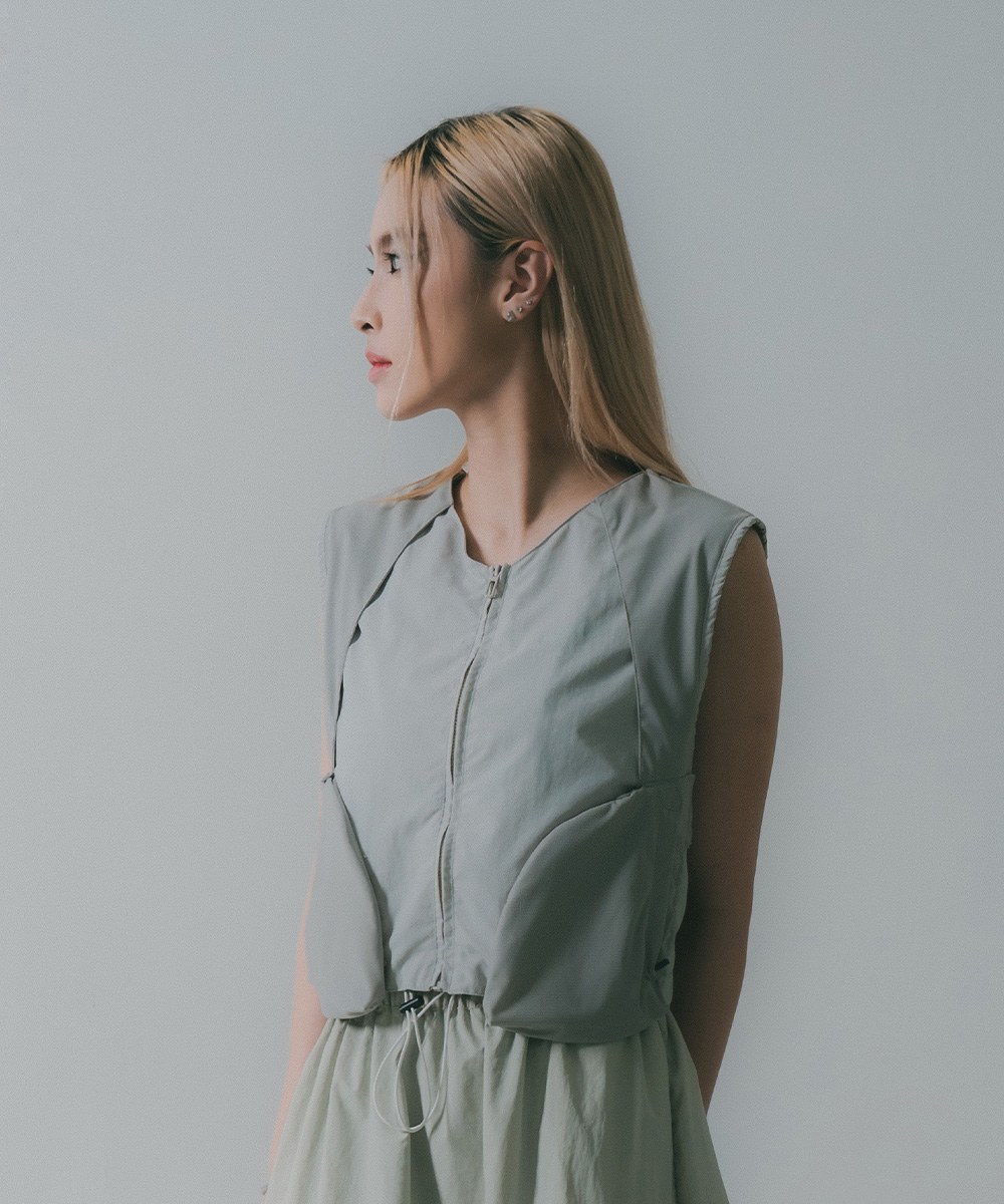 防潑水短版背心 Paneled Dart Vest