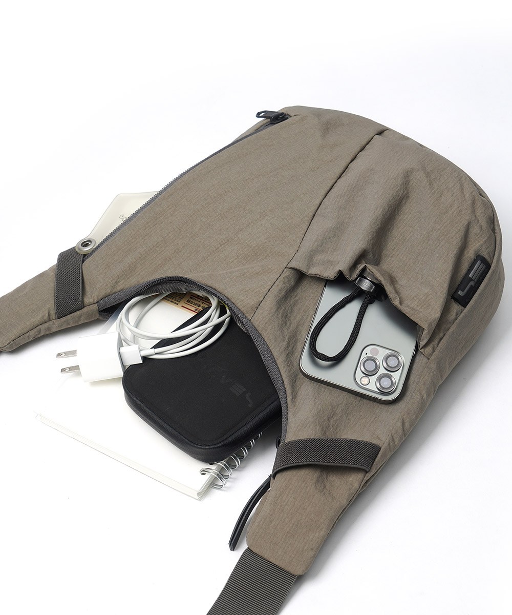 圓弧斜背包 M1 CROSSBODY BAG