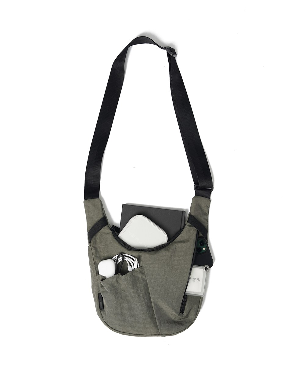 圓弧斜背包 M1 CROSSBODY BAG